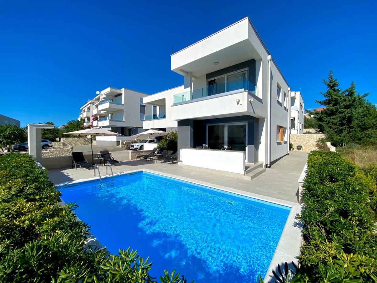 Fantasy Pool Apartment